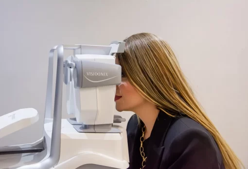 Paciente tomando diagnostico de cataratas