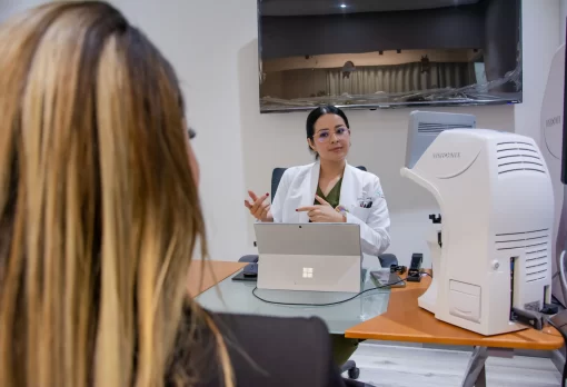 oftalmólogo atendiendo a su paciente con glaucoma